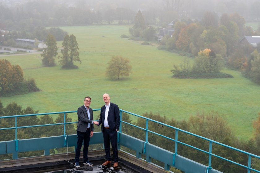 Bart van As, director-director of Idealis, (left) and Rens Buchwaldt, member of the Executive Board of Wageningen University & Research with a view of the to be developed area in Campus East. Photographer: Soooph Photography